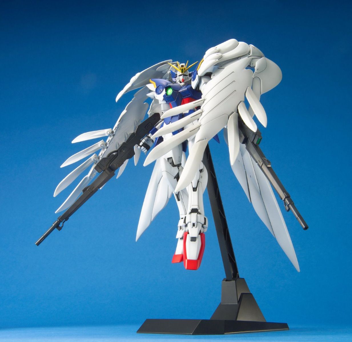 Gundam 1/100 MG Gundam Wing Endless Waltz XXXG-00W0 Wing Gundam Zero EW (Wing Zero Custom) Model Kit